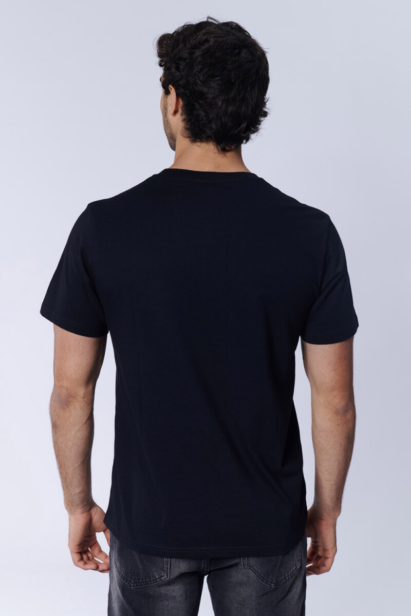 Remera Avengers Negra