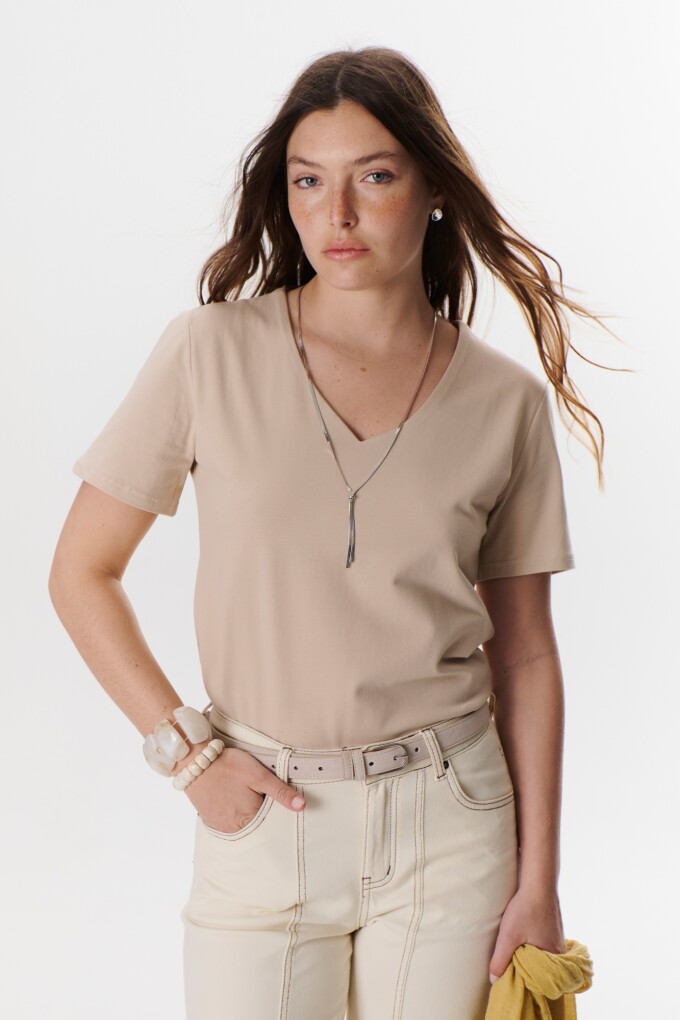 REMERA V DOBLE BEIGE