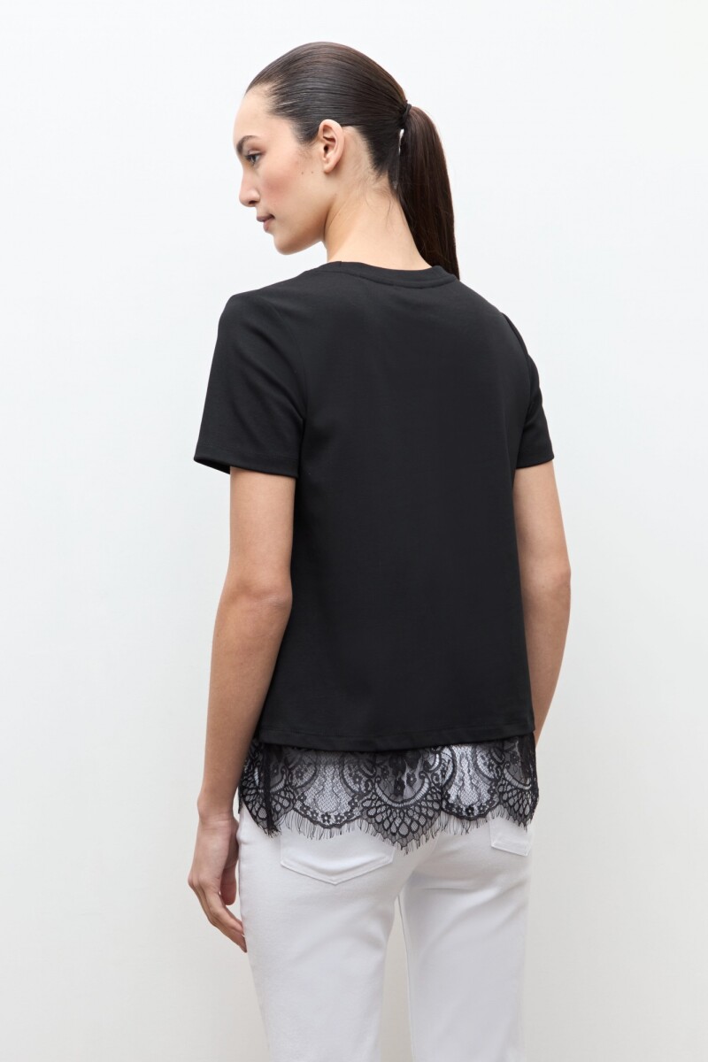 Remera oversized con encaje negro