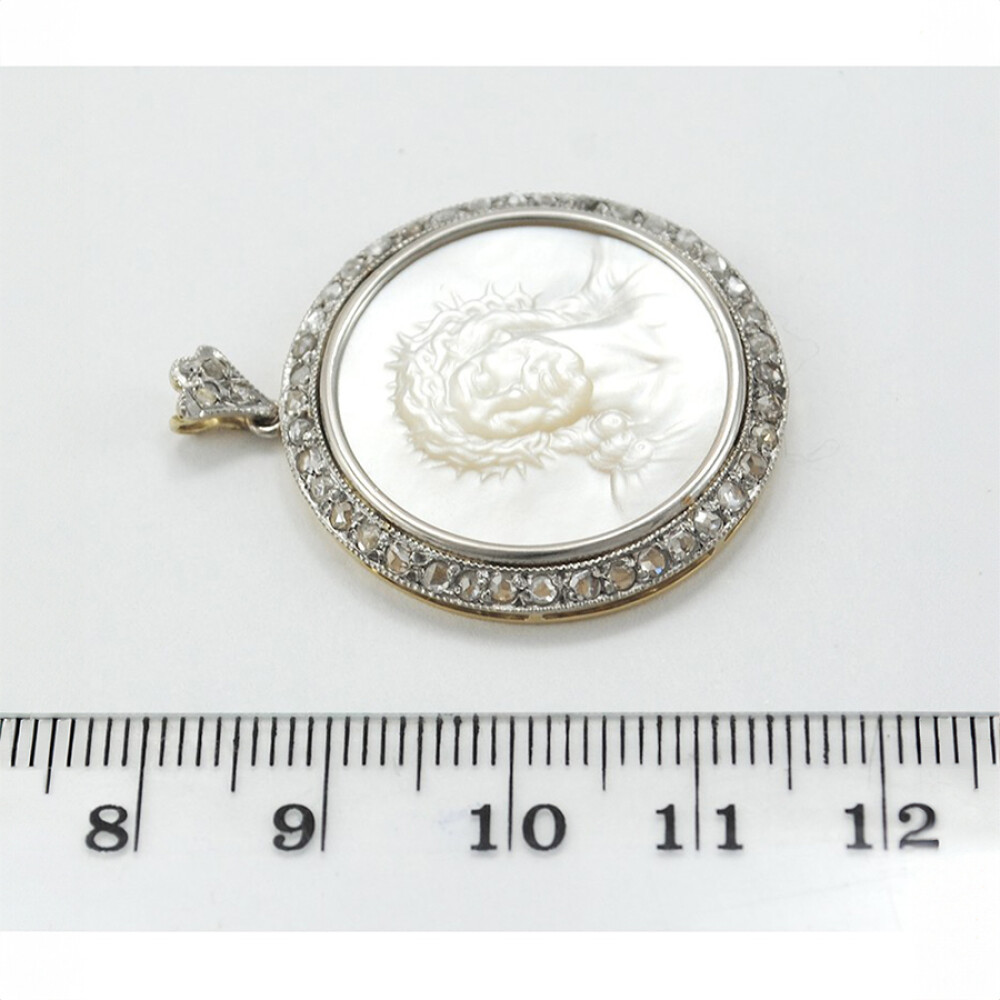Medalla estilo antiguo, platino, oro 18K, diamantes y nácar cristo Medalla estilo antiguo, platino, oro 18K, diamantes y nácar cristo