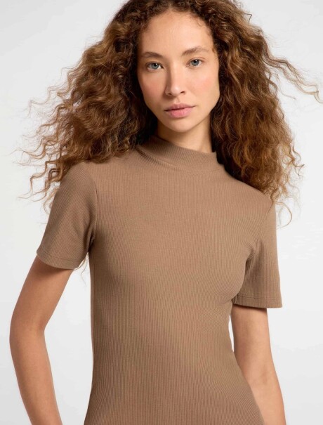 BLUSA DE CUELLO ALTO EN TELA ACANALADA MARRÓN