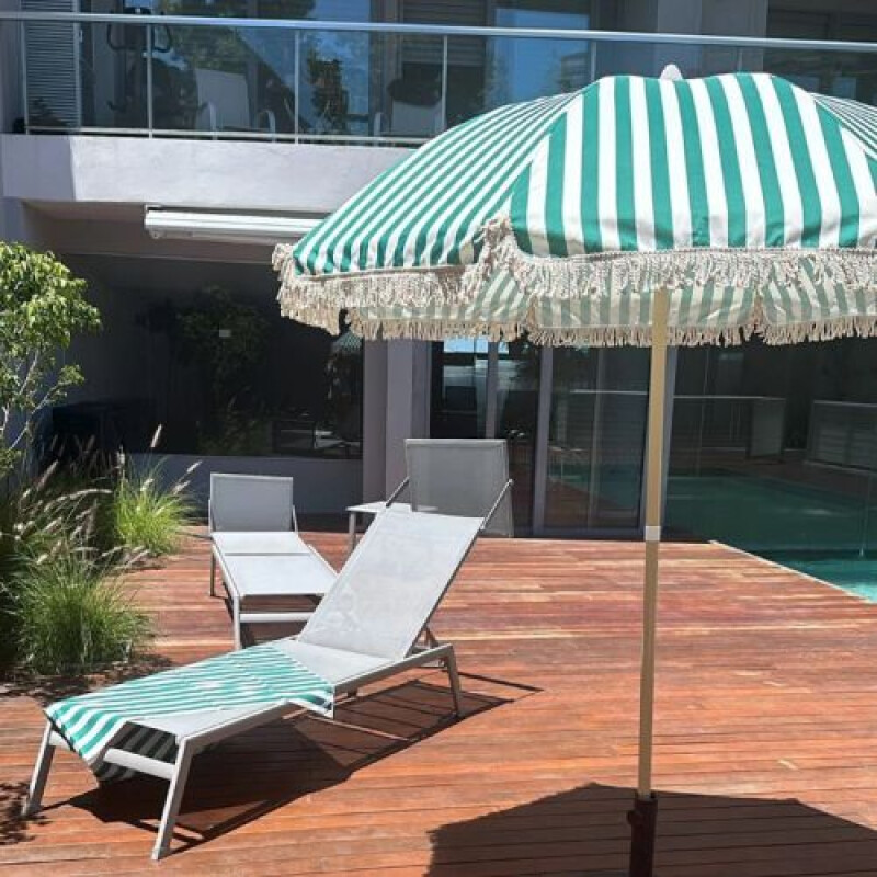 Sombrilla en madera rayada con flecos Sombrilla En Madera Rayada Con Flecos