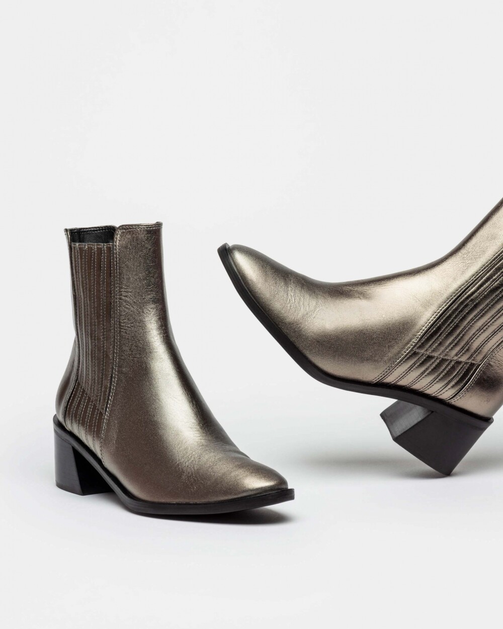 Bota Caña Media Corey En Cuero Liso Metalizado Metalizado