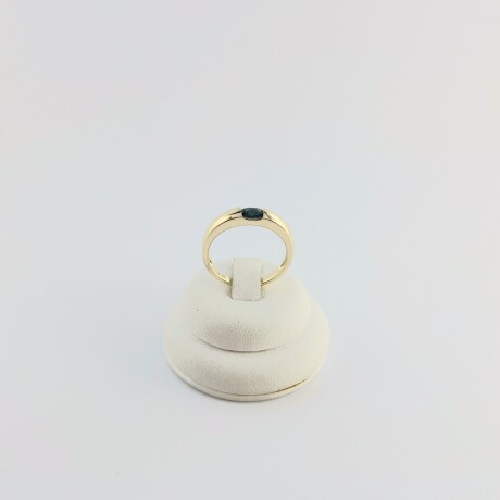 Anillo con Zafiro azul natural engarzado en oro 9 ktes. Anillo con Zafiro azul natural engarzado en oro 9 ktes.
