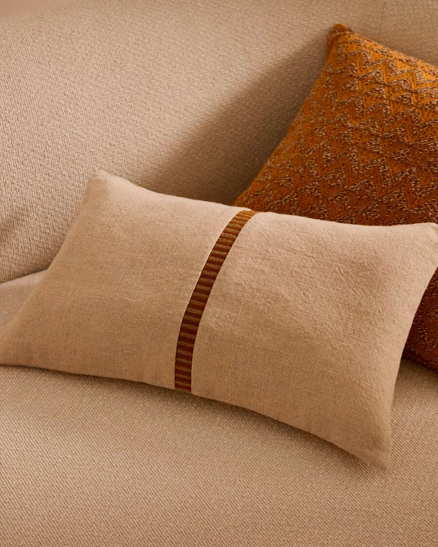 Almohadón Ardit de lino y algodón beige con raya bordada a contraste mostaza 30x50 cm