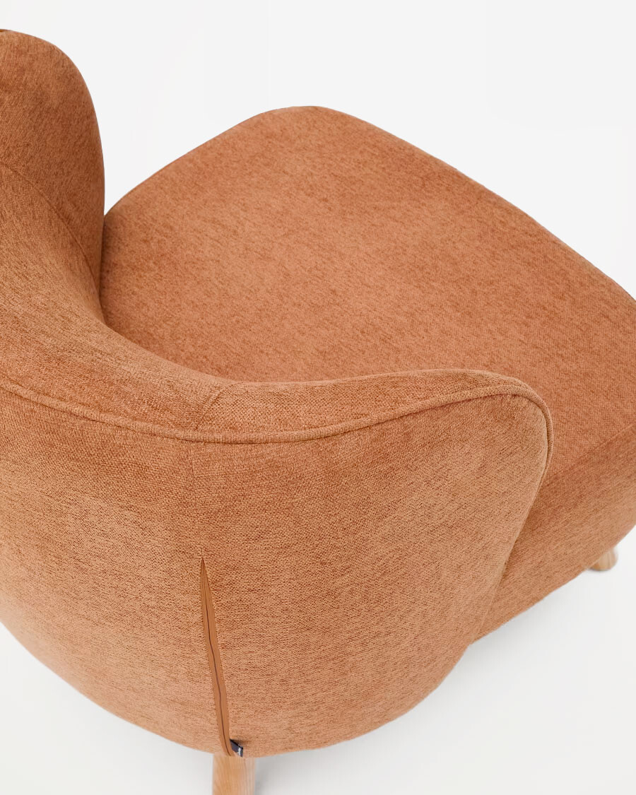 Butaca Ulit de chenilla terracota y patas de madera maciza haya acabado natural