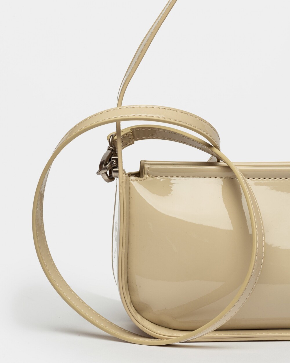 Cartera al hombro Leaf en efecto cuero charol Natural