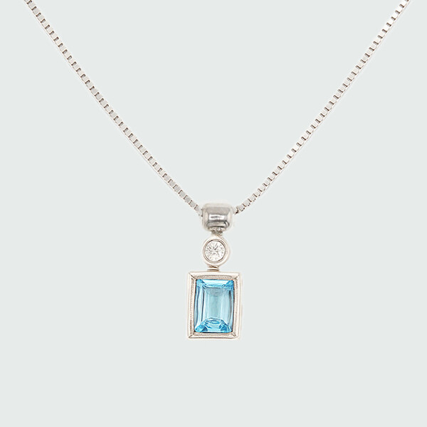 Colgante Brio Baguette de MOON en Plata 925 con brillante y piedra semi-preciosa - Incluye cadena Colgante Brio Baguette de MOON en Plata 925 con brillante y topacio azul - Incluye cadena