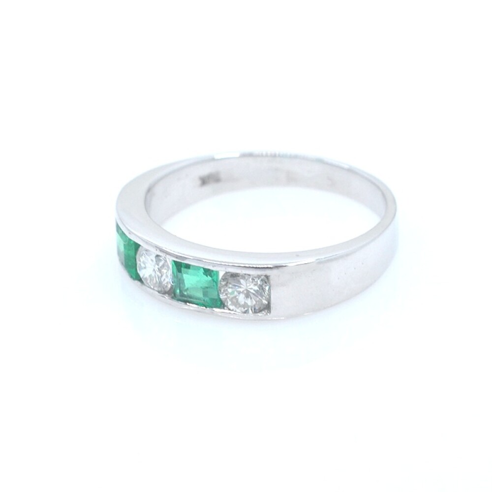 Anillo en oro 18k blanco con brillantes y esmeraldas. Anillo en oro 18k blanco con brillantes y esmeraldas.