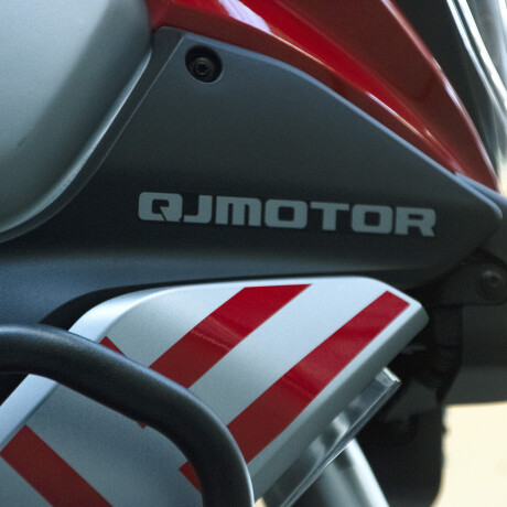 QJ SRT 600 SX Rojo