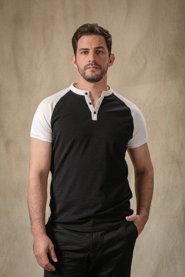 Remera con Cuello. Negro y Blanco.