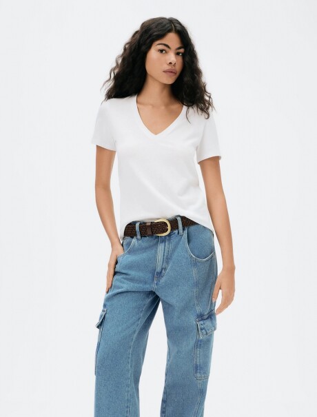 CAMISETA BÁSICA MANGA CORTA CUELLO EN V BLANCO