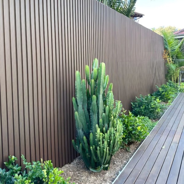 REVESTIMIENTO EXTERIOR WPC - PANEL 22 CM X 2.90 MT MARRON CON BASE NEGRA REVESTIMIENTO EXTERIOR WPC - PANEL 22 CM X 2.90 MT MARRON CON BASE NEGRA