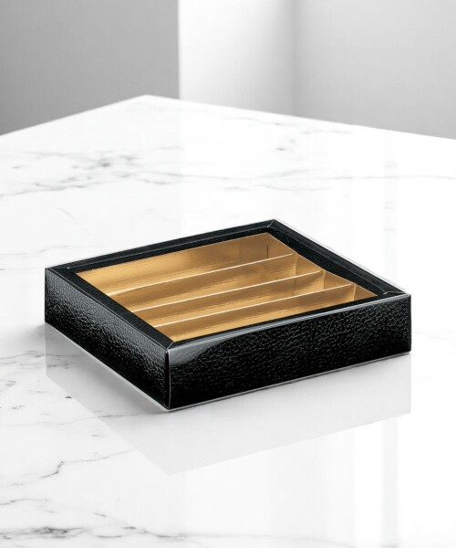 Bombonera con visor 14,5x14,5x3,5 cm. - PELLE NERO Bombonera con visor 14,5x14,5x3,5 cm. - PELLE NERO