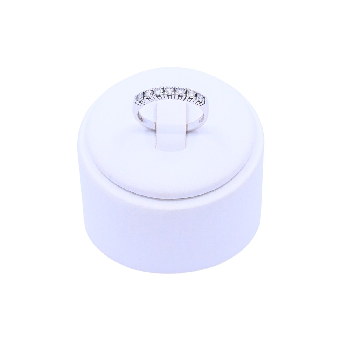 Anillo medio sin fin oro 18k blanco con 7 brillantes engarce 4 puntas. 