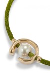 PULSERA DE HILO VERDE OSCURO CON PERLA SHELL FORNITURA BAÑADA EN ORO 18K. Pulsera