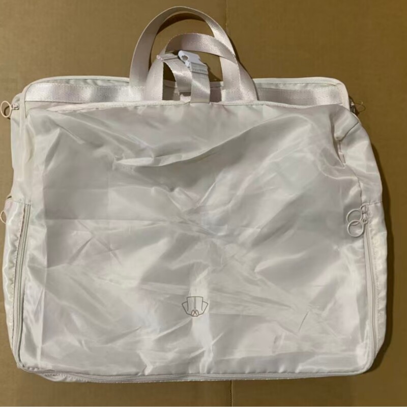 BOLSO DE VIAJE MULTIFUNCIÓN PORTÁTIL – BEIGE BOLSO DE VIAJE MULTIFUNCIÓN PORTÁTIL – BEIGE