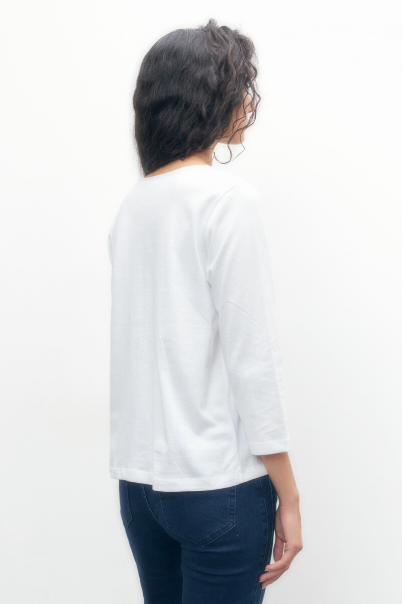 Remera con bordado floral blanco