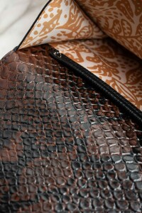 Cartera Snake Texturada Marron