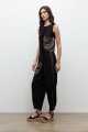 Pantalon barrel con aplique bordado negro