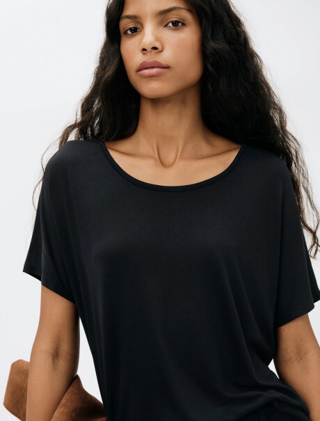BLUSA BÁSICA MANGA CORTA NEGRO