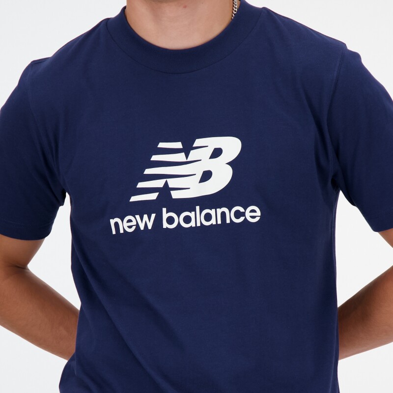 Remera New Balance de Hombre - STACKED LOGO - MT41502NNY BLUE