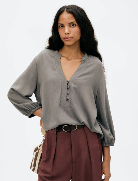 BLUSA ESCOTE V CON BOTONES GRIS