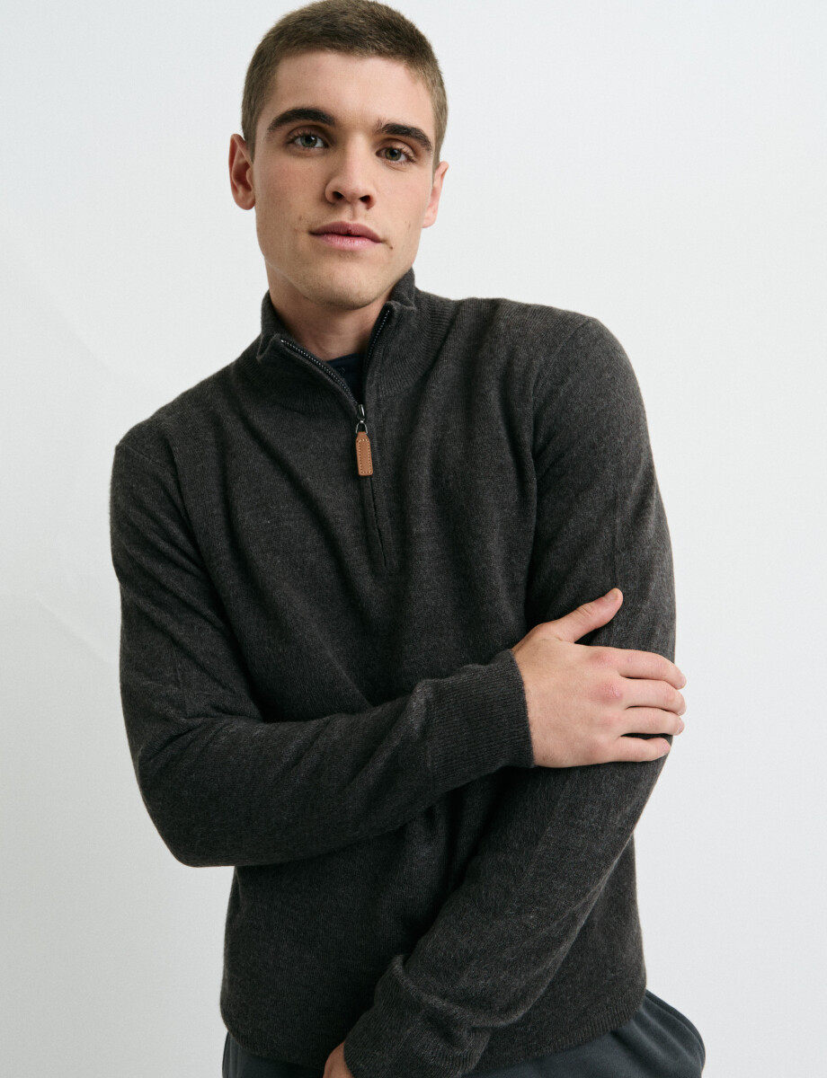 470415 REMERA HARRINGTON LABEL Gris Oscuro Melange