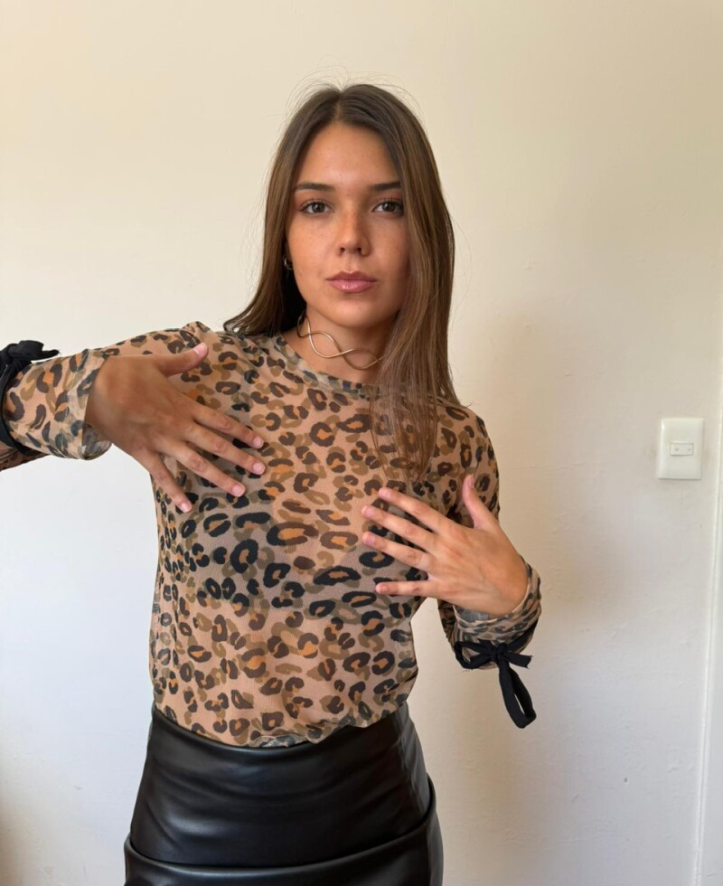 Remera print microtul beige oscuro