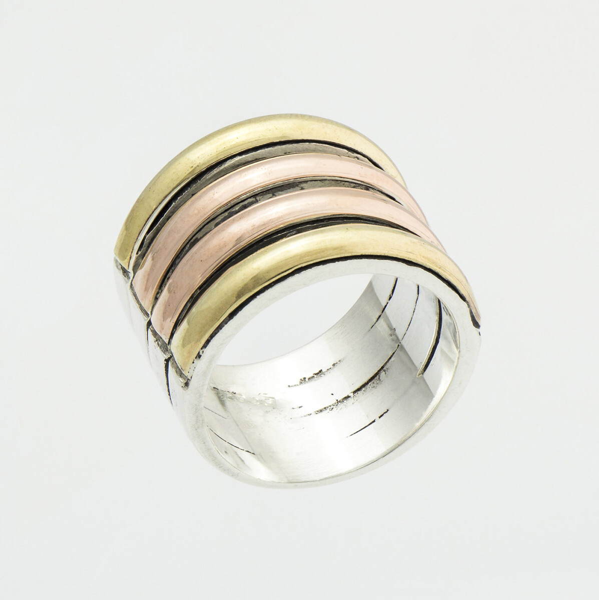 Anillo de plata 900 y double en oro 18k en dos tonos amarillo y rosado. Ancho superior 1.5 cm. 