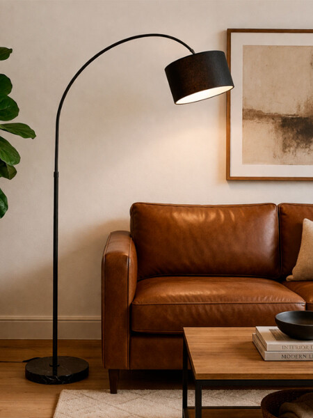 LAMPARA DE PIE CON PANTALLA NEGRO