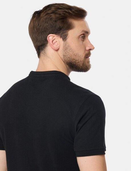 REMERA LISA CUELLO MAO Negro