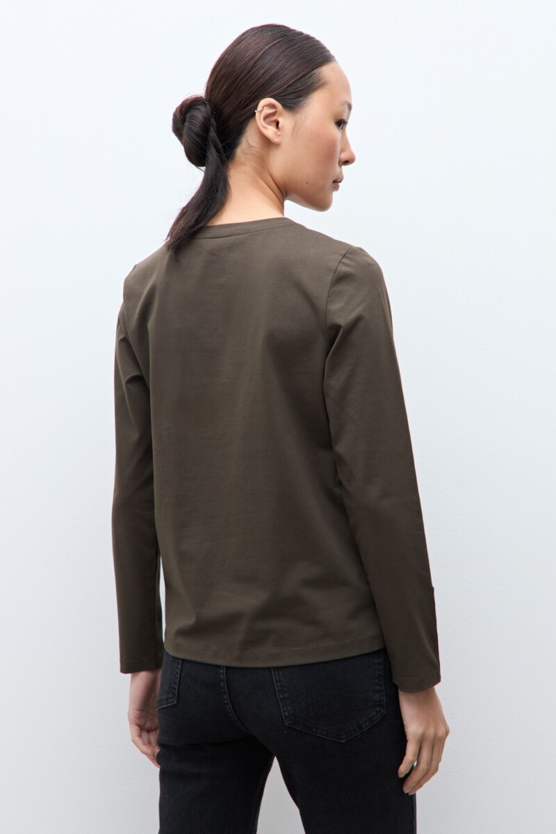 Remera botones en puños verde oliva