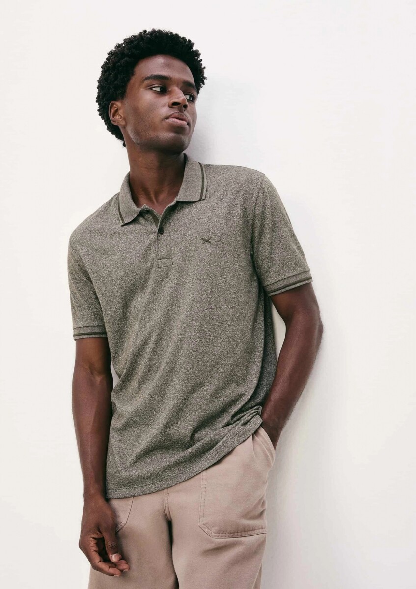 POLO MASCULINA BÁSICA EN TELA TEXTURIZADA - GRIS 