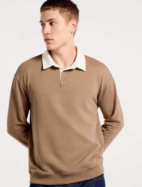 BUZO TIPO POLO MODELO COMFORT MARRÓN
