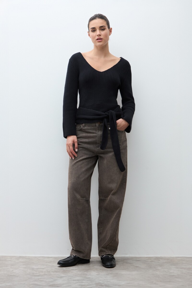 Sweater con lazo negro