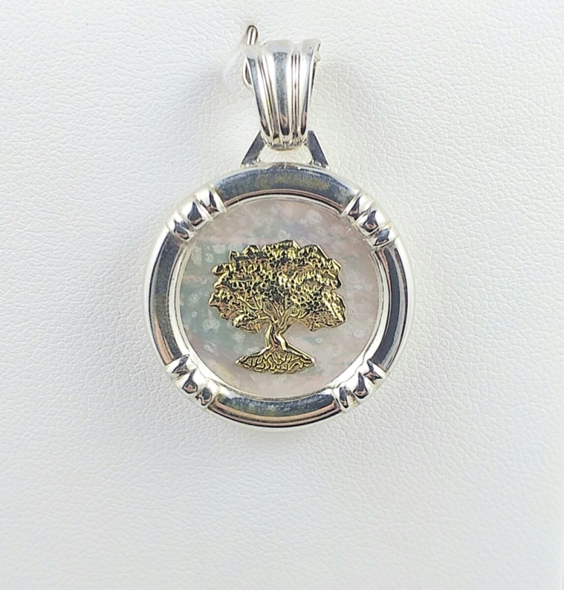 Colgante árbol de la vida de plata 925 con nácar y en double de oro 18 ktes. Diámetro 25 mm, espesor 4 mm. 