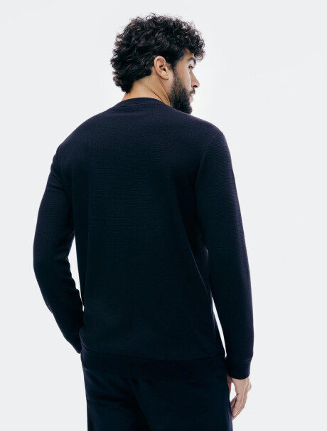 CAMISETA DE MANGA LARGA EN TELA TEXTURIZADA NEGRO