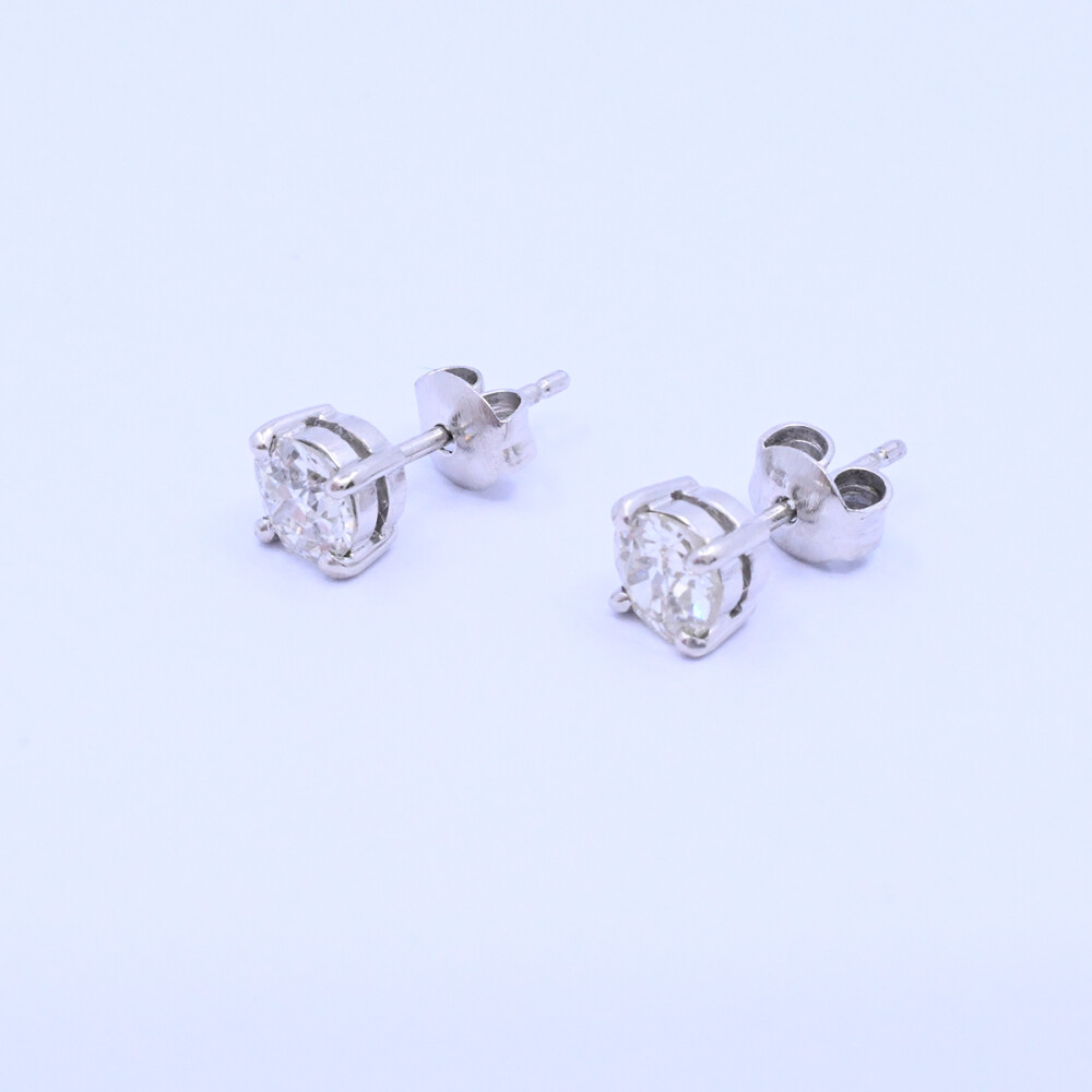 Caravanas oro 18k blanco y brillantes engarce 4 puntas. Caravanas oro 18k blanco y brillantes engarce 4 puntas.