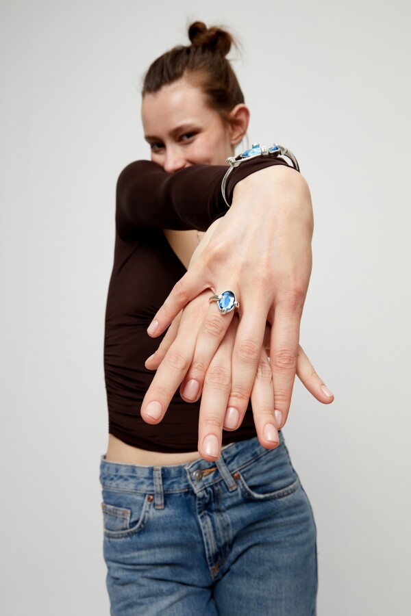 ANILLO DE ALEACIÓN DE METALES BAÑADO EN PLATA DE LEY CON UN CRISTAL FACETADO AZUL Anillo