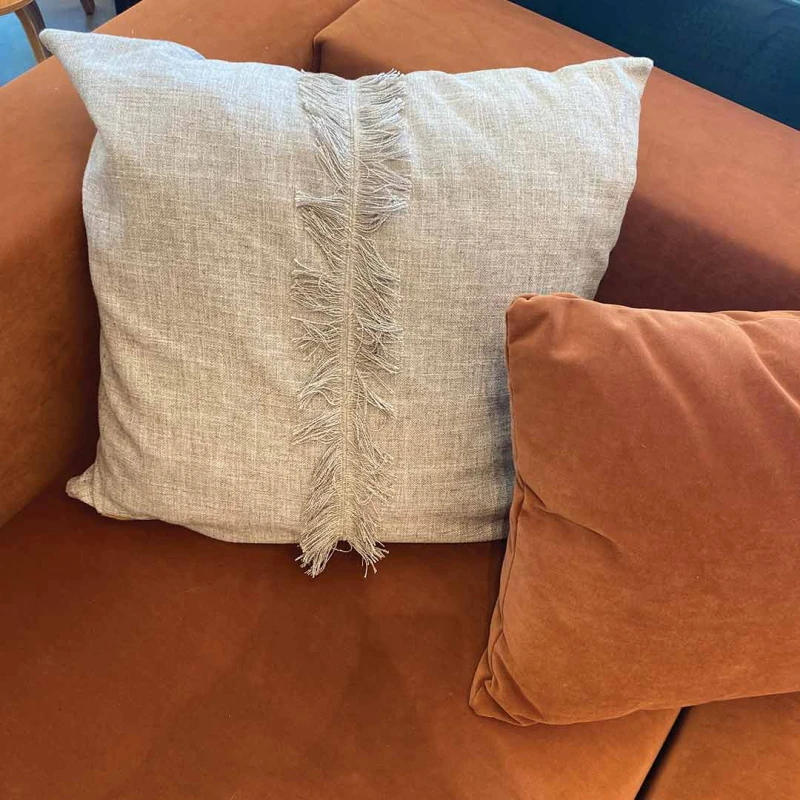 Almohadón Sidney - 60x60cm Gris con flecos 1
