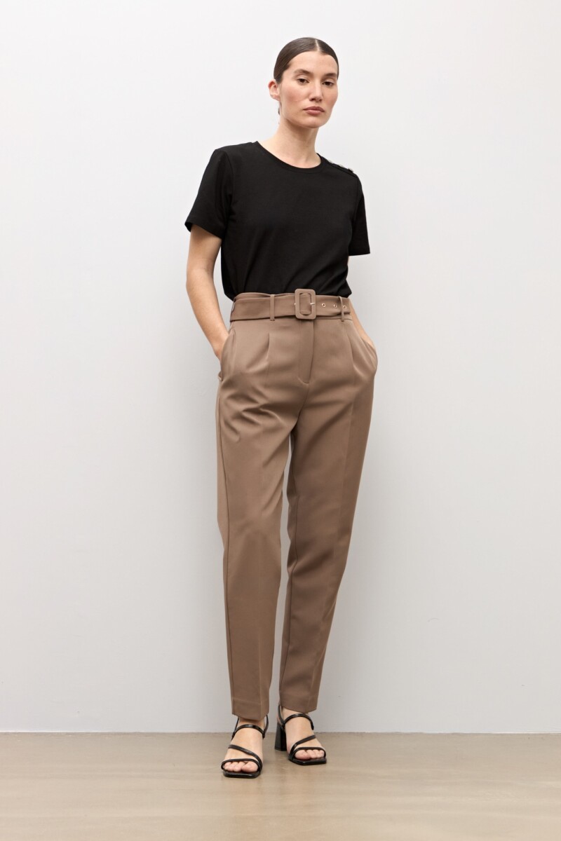Pantalón sastrero con cinturón topo