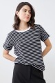 Remera rayada con botón metálico negro