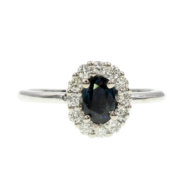 Anillo Diana de oro blanco 18k. con brillantes y zafiro azul oval Anillo Diana de oro blanco 18k. con brillantes y zafiro azul oval
