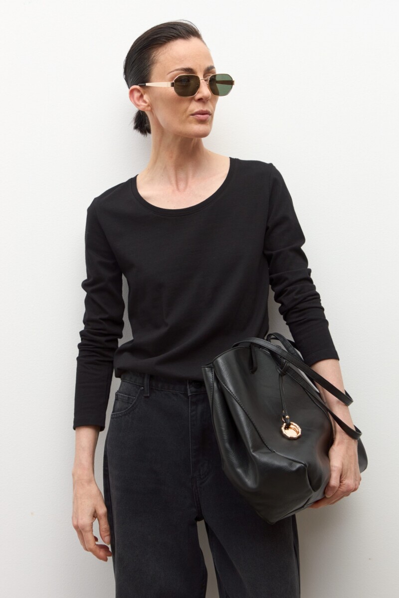 Remera escote a la base manga larga - negro 