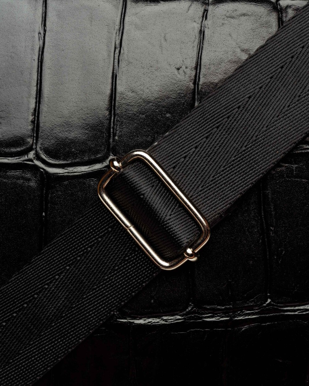 Shopper The Circle En Cuero Graneado Big Croco Negro