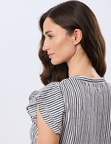 BLUSA ESTAMPADA CON VOLADOS Rayanegra