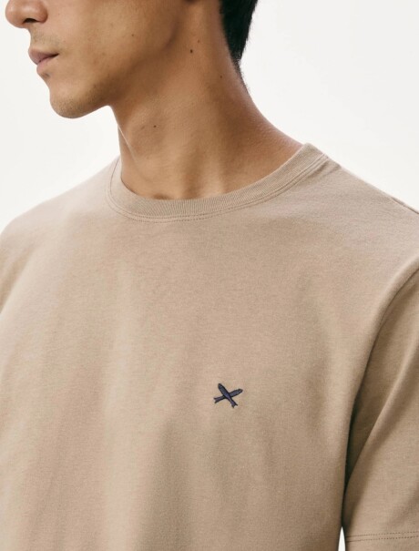 CAMISETA BÁSICA WORLD CON BORDADO BEIGE