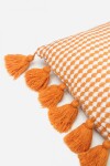 Almohadon rectangular tejido con pompones naranja