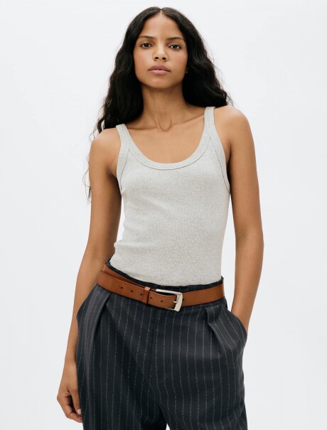 MUSCULOSA BÁSICA SLIM GRIS